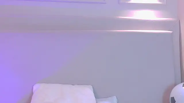 NaomiKlarc webcam