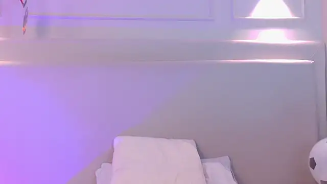 NaomiKlarc webcam