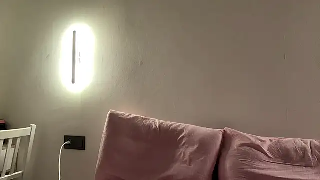 Ur_neighbor_Kira webcam