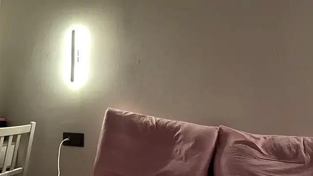 Ur_neighbor_Kira webcam