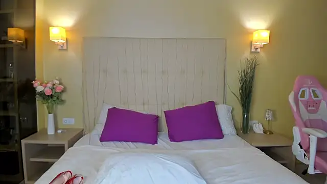 Nikki_Mi1k webcam