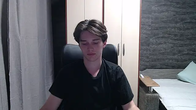 arthur___king (M twink) - Stand up and show body