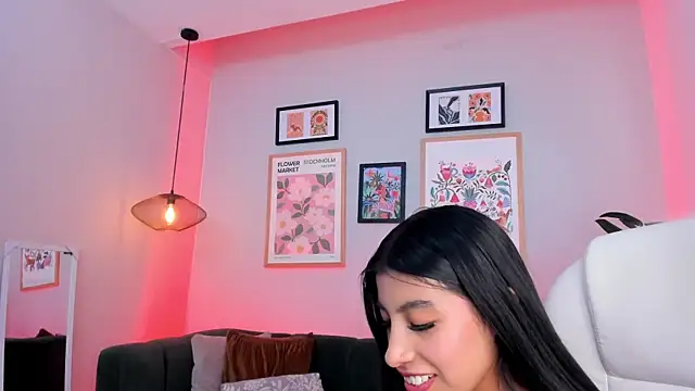 Tiffany_Low live cam on StripChat