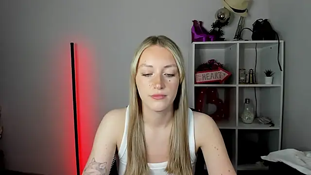 EvelynBlond webcam