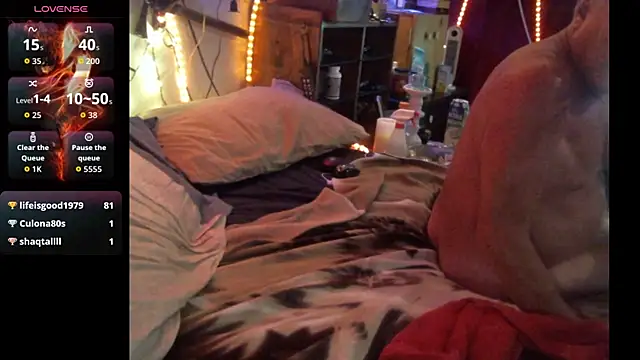 Pussyeat2please live sex cam