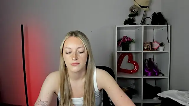 EvelynBlond live cam on StripChat