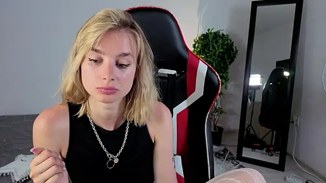 NoraMoreau live cam on StripChat