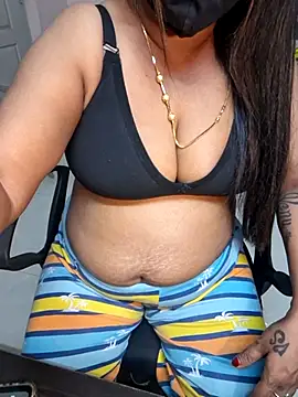 Queen_ilakiya live cam on StripChat
