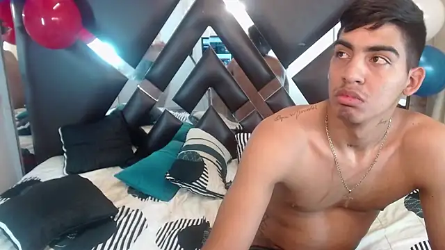 Milo_and_Mily live cam on StripChat