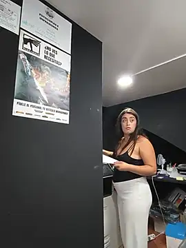 MissNyraSecret webcam