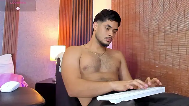 luciano_vitale live cam on StripChat