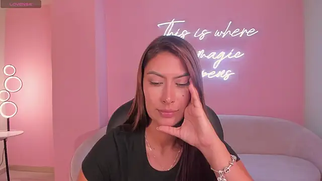 ArianaDumont webcam