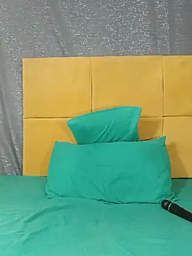 HugeTitisxx webcam