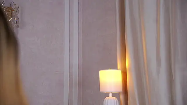 SunnivaCovil live cam on StripChat