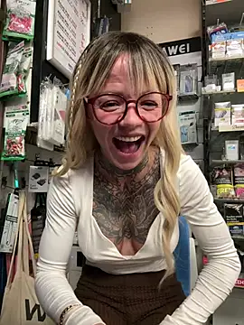 SkinnyLilly 👮 free webcam