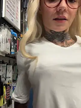 SkinnyLilly webcam
