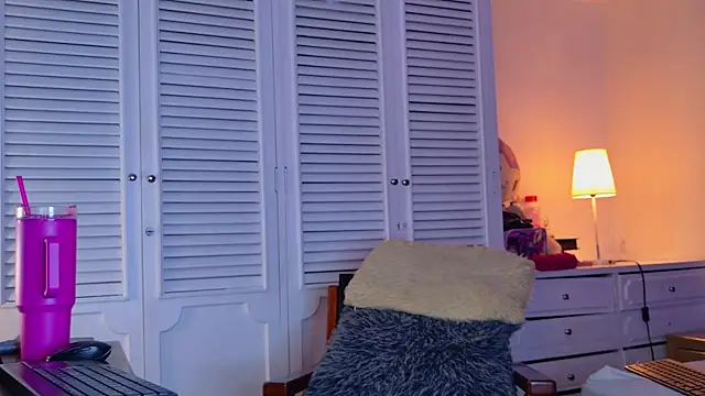 Adel_Nesbiit webcam