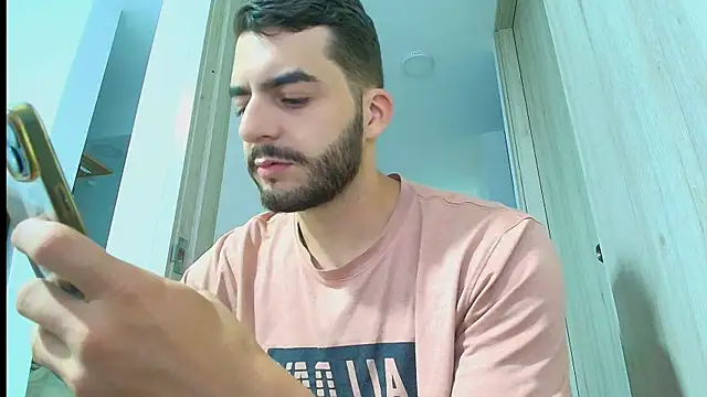 thomas_gun live cam on StripChat