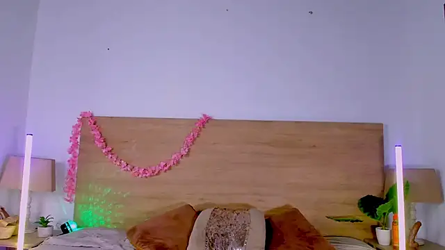 LaraRous webcam