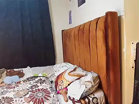 PrettyNyra webcam