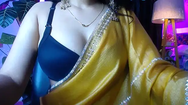 kiara_1122 (F teen) - nipple on clamps