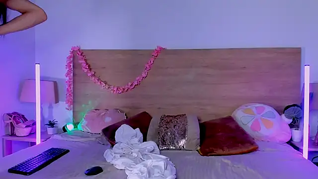 LaraRous live cam on StripChat
