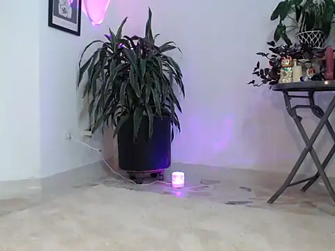 Agatha_curly webcam
