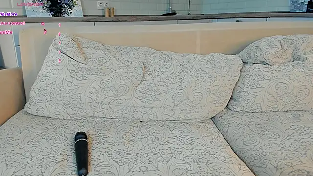 UWU_flower live cam on StripChat