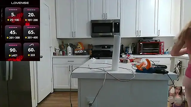 Blondiewithanass webcam
