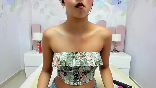 Miabloom19_ webcam