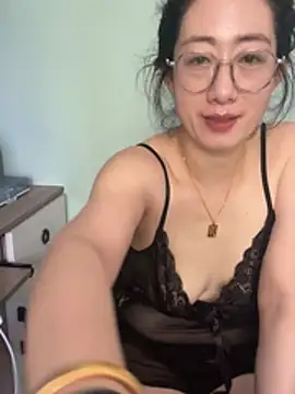 weiwei103 live cam on StripChat