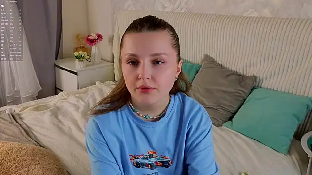 LorriMonz webcam