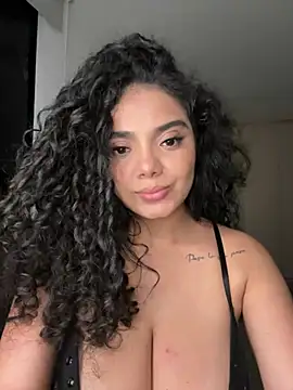 Curlyierr live sex cam