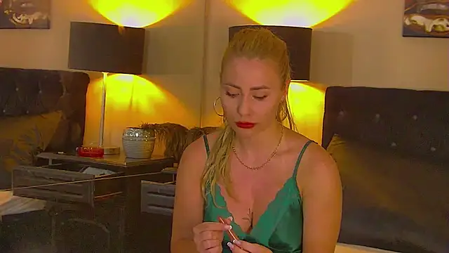 MisshaNight webcam