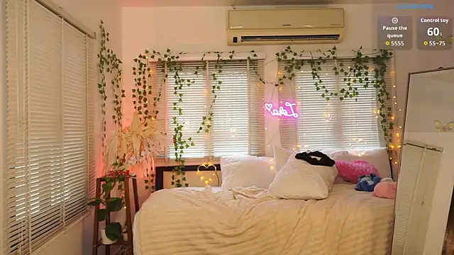 LoraDollie webcam