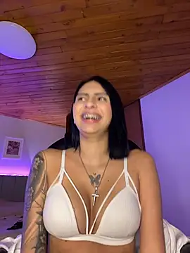 Hilary_pinkk webcam