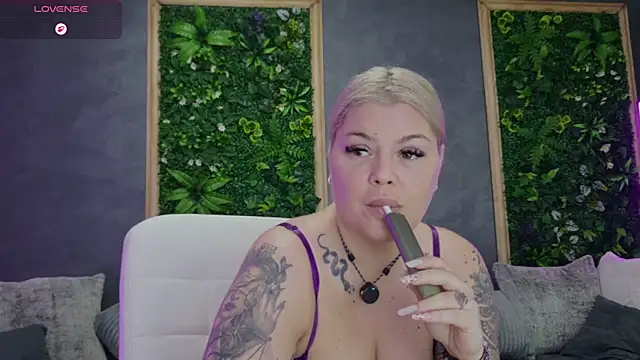 issa_jo - Issa_Jo's free webcam - UK Sex Cams