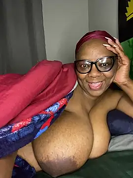 BoobsQueeen webcam