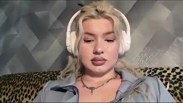 SpotlessParaffin webcam