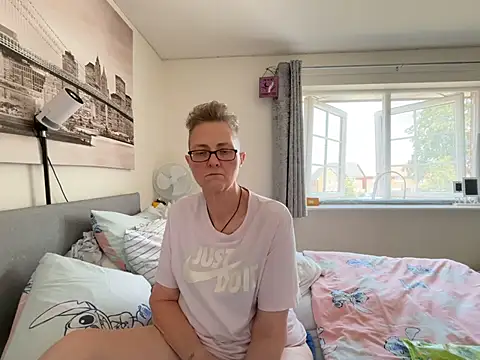 Curvy-Jinx webcam