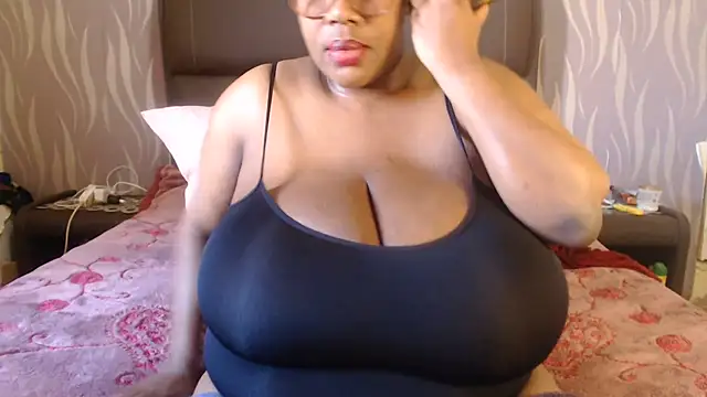 BoobsQueen46K webcam