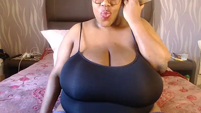 BoobsQueen46K webcam
