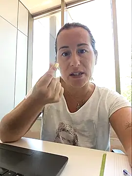 bichota85 (F milf) - Escupir tetas+ 2 videos