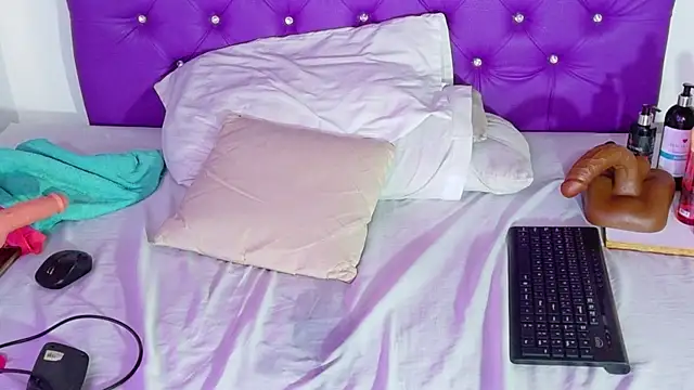 ebony_NeighborMoans webcam