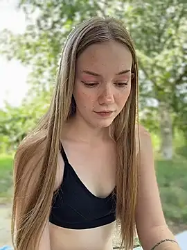 MilaMoone webcam