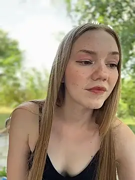 MilaMoone webcam
