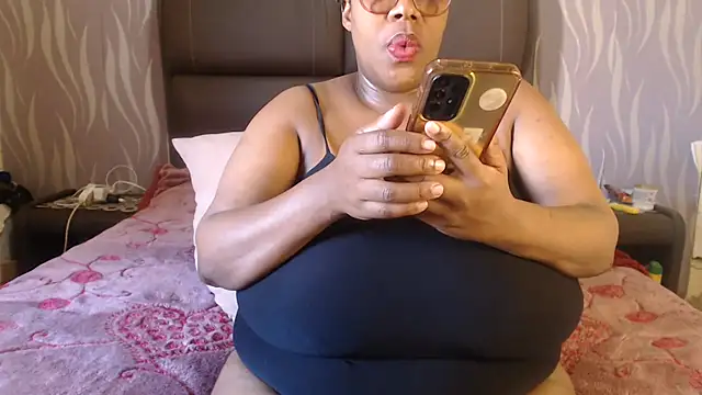 BoobsQueen46K webcam