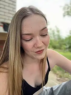 MilaMoone webcam