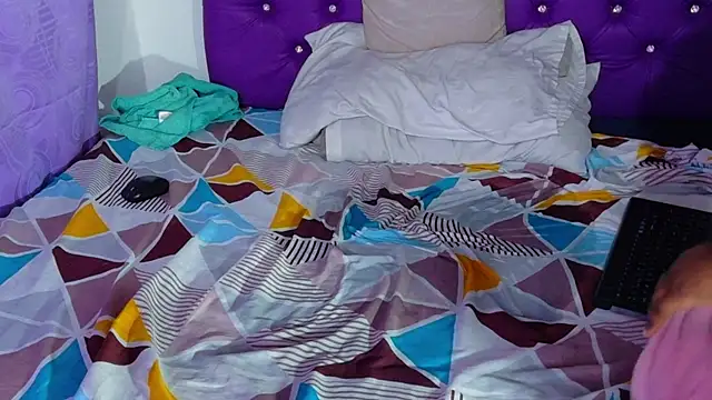 ebony_NeighborMoans webcam