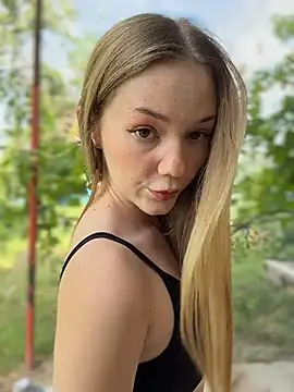 MilaMoone webcam